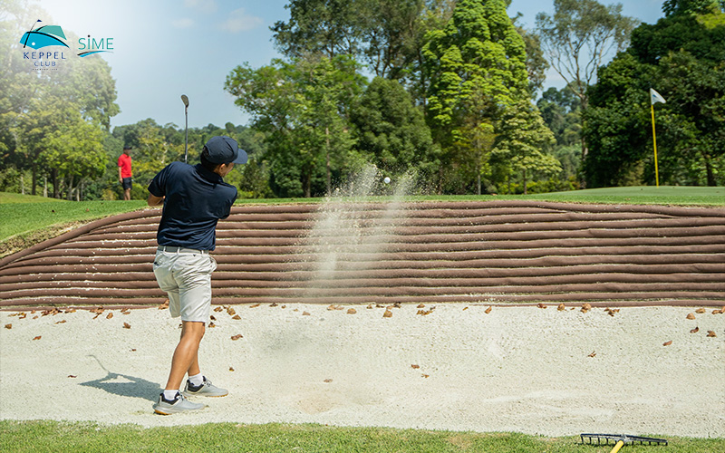 Golf enthusiasts drinking together